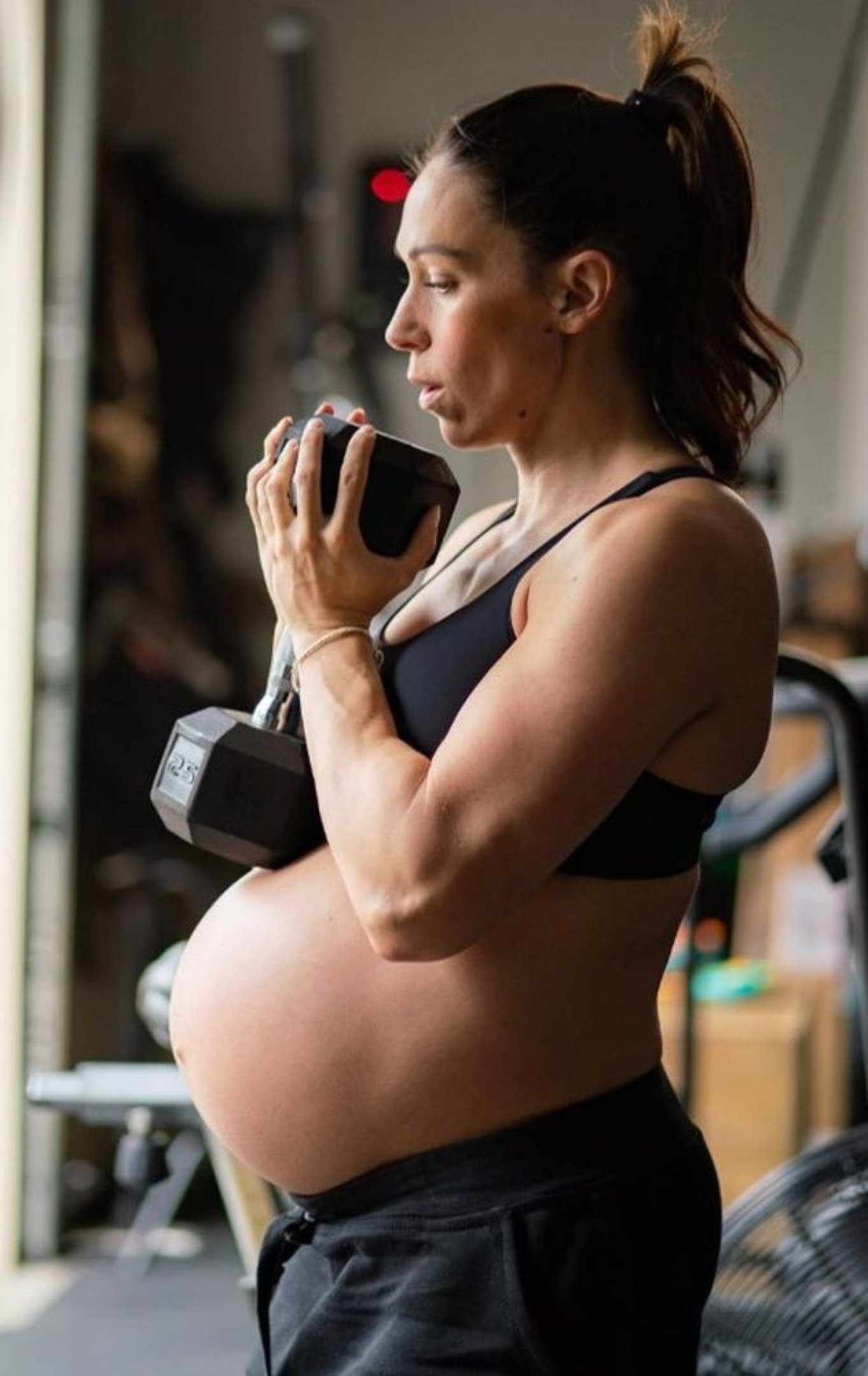 A musculação é uma das modalidades mais indicadas para praticar durante a gestação