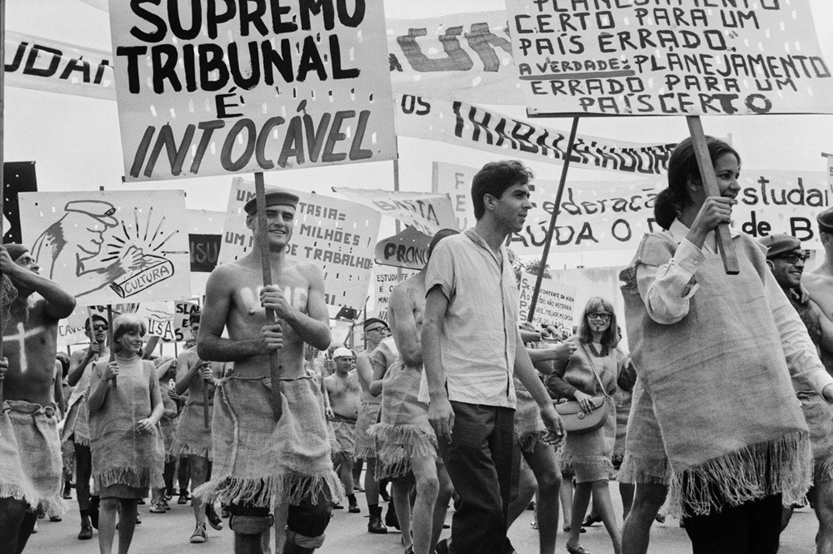  Museu Nacional da RepÃºblica recebe exposiÃ§Ã£o do cineasta e fotÃ³grafo Jorge Bodanzky, com obras produzidas durante a ditadura militar.  ExposiÃ§Ã£o - Que PaÃ­s Ã© Este 