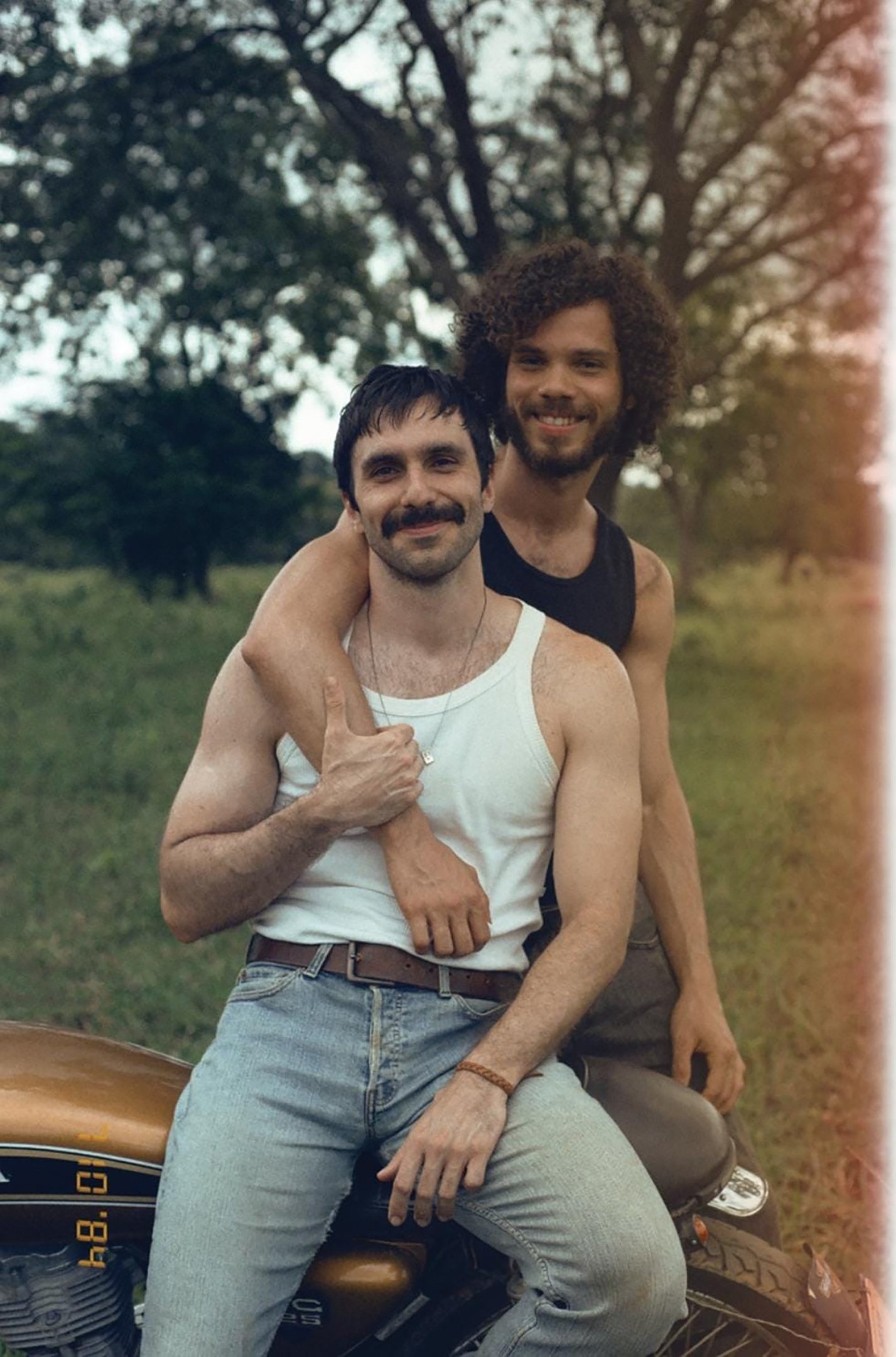 Lucas Drummond em "Apenas coisas boas" com Liev Carlos