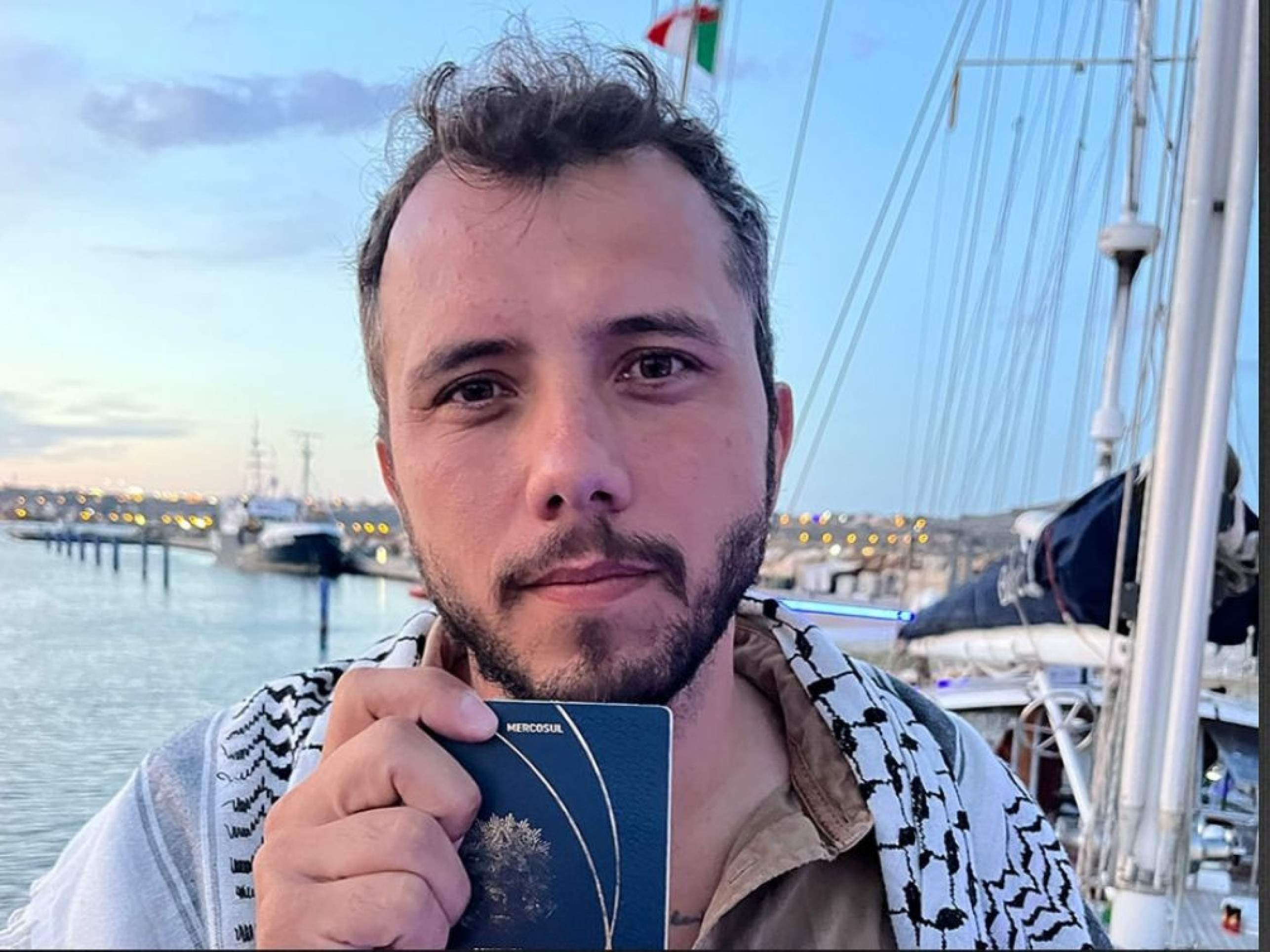 Ativista brasiliense é levado para solitária na prisão em Israel