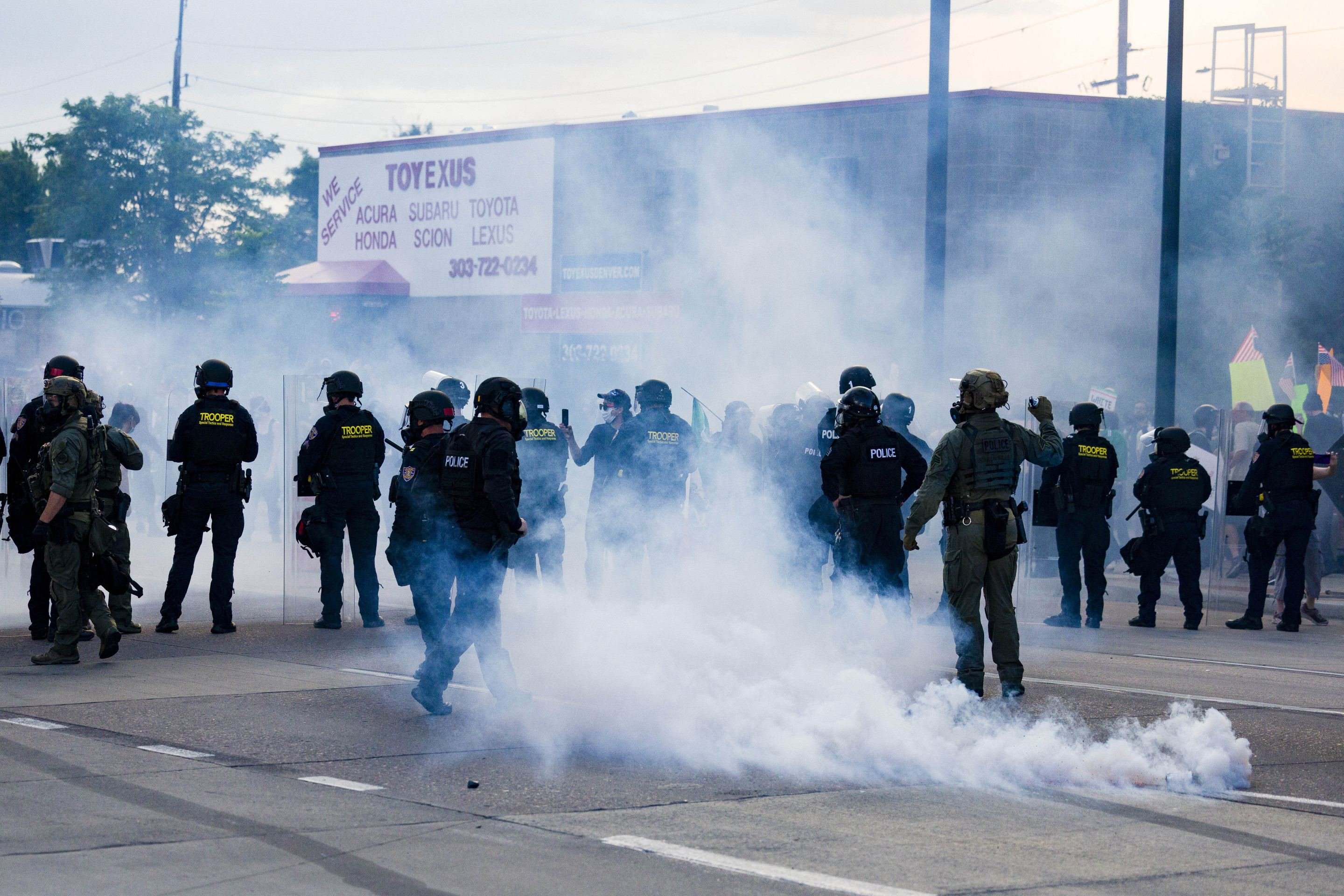 Polícia usa agentes químicos para dispersar multidão que bloqueava rua de Denver, no Colorado Polícia usa agentes químicos para dispersar multidão que bloqueava rua de Denver, no Colorado