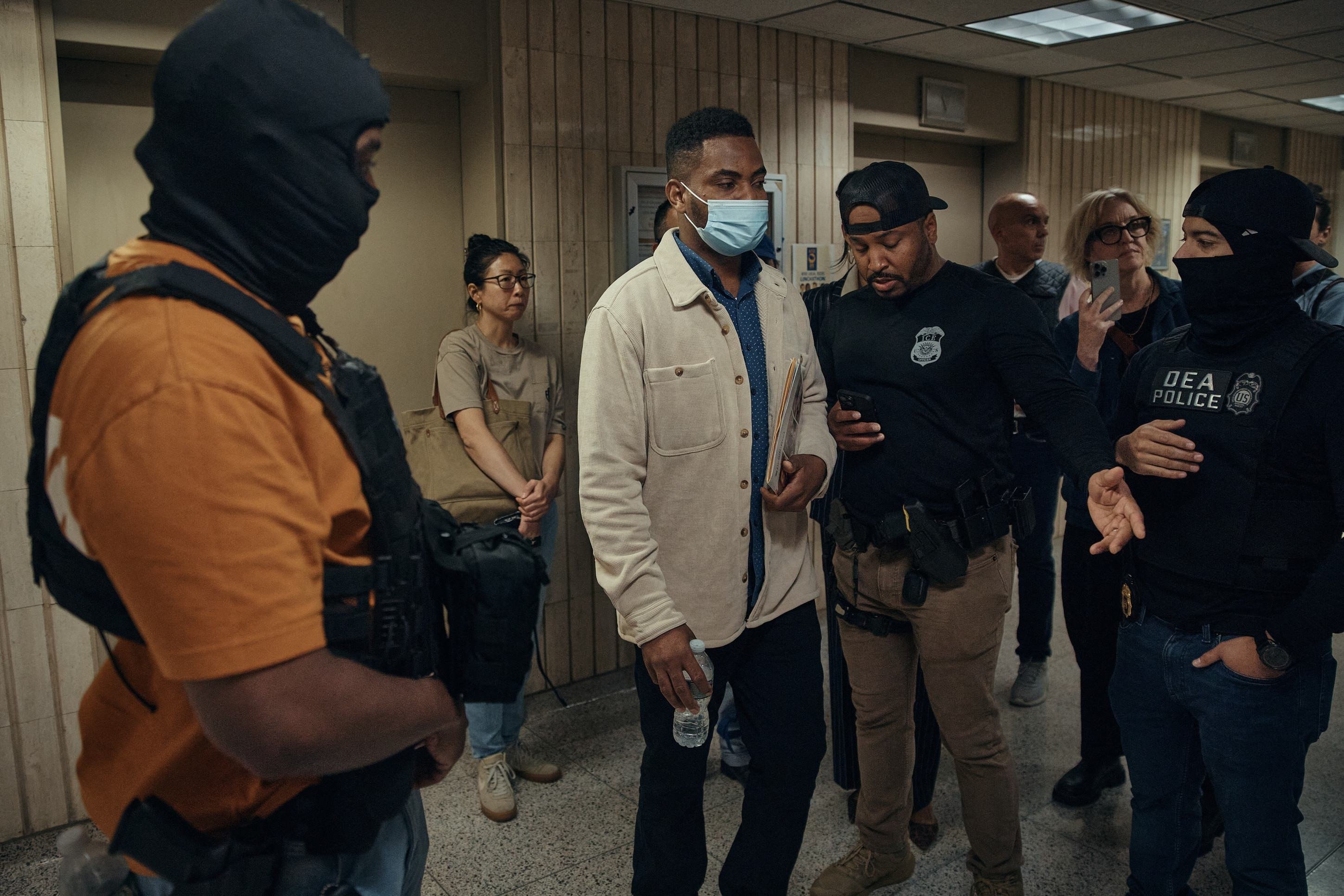 Agentes federais prendem um imigrante, depois de audiência em tribunal federal de Nova York Agentes federais prendem um imigrante, depois de audiência em tribunal federal de Nova York