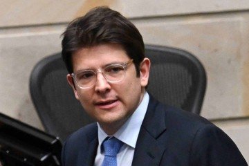 Uribe, membro do partido de direita Centro Democrático, opositor do presidente Gustavo Petro, foi baleado duas vezes na cabeça e uma na perna  -  (crédito: Raul ARBOLEDA/AFP)