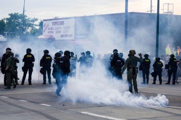 Polícia usa agentes químicos para dispersar multidão que bloqueava rua de Denver, no Colorado - (crédito: Michael Ciaglo/Getty Images/AFP) Polícia usa agentes químicos para dispersar multidão que bloqueava rua de Denver, no Colorado - (crédito: Michael Ciaglo/Getty Images/AFP)