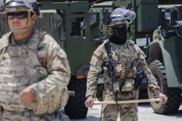 Guarda Nacional do lado de fora do Centro de Detenção Metropolitano, em Los Angeles  