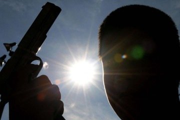 Mais de 30 anos depois da morte de Pablo Escobar, o recrutamento de menores de idade segue sendo um problema na Colômbia -  (crédito: AFP / Getty Images)