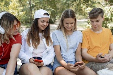 Adolescentes em redes sociais -  (crédito: Freepik)