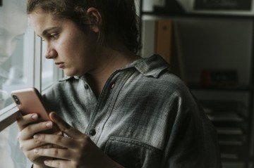 Pessoas que não conseguem, ou sentem que não estão conseguindo acompanhar as atualizações podem se sentir inferiores a outras -  (crédito: Reprodução/ Freepik)