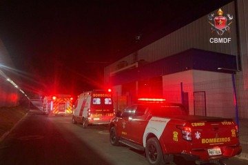 Bombeiros trabalham para controlar incêndio que atingiu Super Adega -  (crédito: Divulgação/CBMDF)
