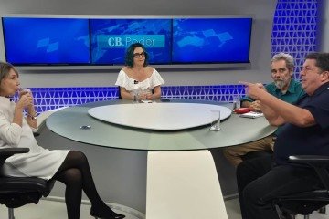 Os atores Stepan Nercessian e Sylvia Massari no CB.Poder. Na bancada, Adriana Bernardes e Severino Francisco -  (crédito: Minervino Junior/ CB/DaPress)