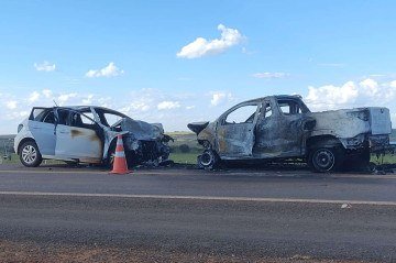 Carros pegaram fogo após colisão na BR-251. -  (crédito: Material cedido ao Correio)