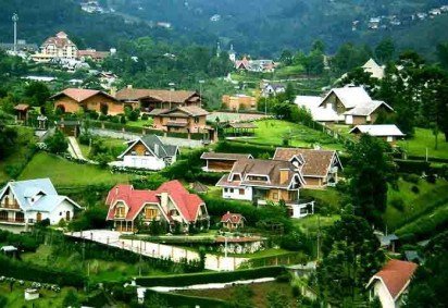 Mas Campos do Jord&atilde;o vai muito al&eacute;m da festa. O bairro Capivari, cora&ccedil;&atilde;o tur&iacute;stico da cidade, &eacute; parada obrigat&oacute;ria, por exemplo. -  (crédito: Majtec/Wikimédia Commons)