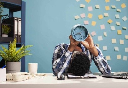 Esse quadro surge quando a pessoa passa a ignorar seus próprios limites -  (crédito: Freepik/ Dragos Condrea)