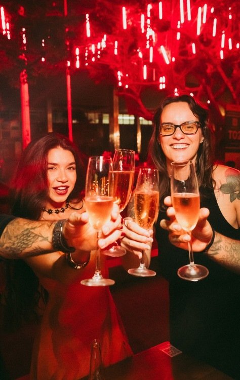 No bar Âmbar, o dia é dos namorados mas a noite é dos solteiros -  (crédito: Tchnogamia)