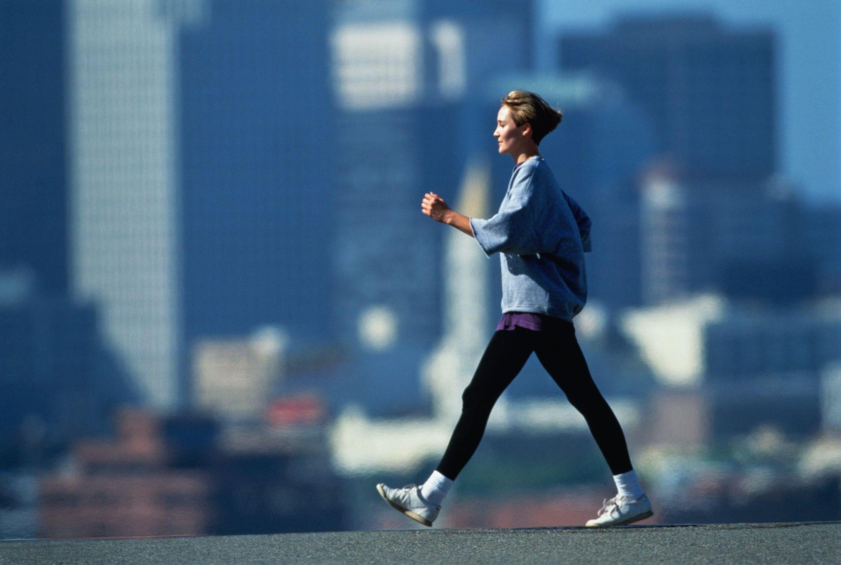 Sabe-se que atingir um determinado número de os por dia ajuda as pessoas a viverem mais -  (crédito: Getty Images)