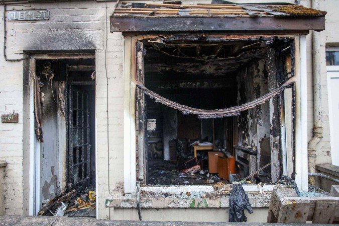 Uma fotografia tirada em 11 de junho de 2025 mostra uma casa com uma janela quebrada após a segunda noite de protestos em Ballymena, Irlanda do Norte - (crédito: PAUL FAITH/AFP) Uma fotografia tirada em 11 de junho de 2025 mostra uma casa com uma janela quebrada após a segunda noite de protestos em Ballymena, Irlanda do Norte - (crédito: PAUL FAITH/AFP)