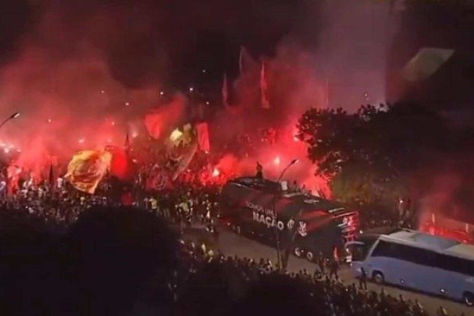 Flamengo recebeu muito apoio da Nação no embarque para os Estados Unidos - (crédito: Foto: Reprodução) Flamengo recebeu muito apoio da Nação no embarque para os Estados Unidos - (crédito: Foto: Reprodução)