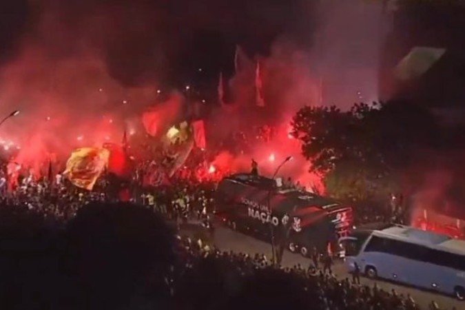 Flamengo recebeu muito apoio da Nação no embarque para os Estados Unidos - (crédito: Foto: Reprodução) Flamengo recebeu muito apoio da Nação no embarque para os Estados Unidos - (crédito: Foto: Reprodução)