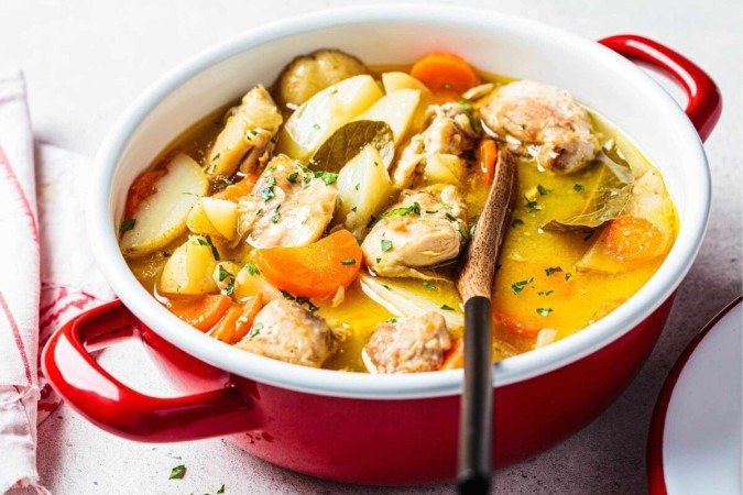 Ensopado de frango (Imagem: Nina Firsova | Shutterstock) - (crédito: EdiCase) Ensopado de frango (Imagem: Nina Firsova | Shutterstock) - (crédito: EdiCase)