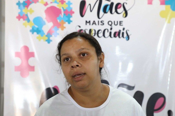 Jaciara Santiago faz o curso de design de sobrancelhas