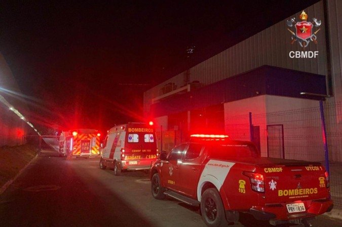 Bombeiros trabalham para controlar incêndio que atingiu Super Adega - (crédito: Divulgação/CBMDF) Bombeiros trabalham para controlar incêndio que atingiu Super Adega - (crédito: Divulgação/CBMDF)