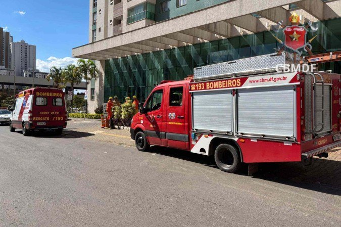 O homem pulou do 1º andar de um prédio em Águas Claras para fugir do ataque - (crédito: CBMDF) O homem pulou do 1º andar de um prédio em Águas Claras para fugir do ataque - (crédito: CBMDF)