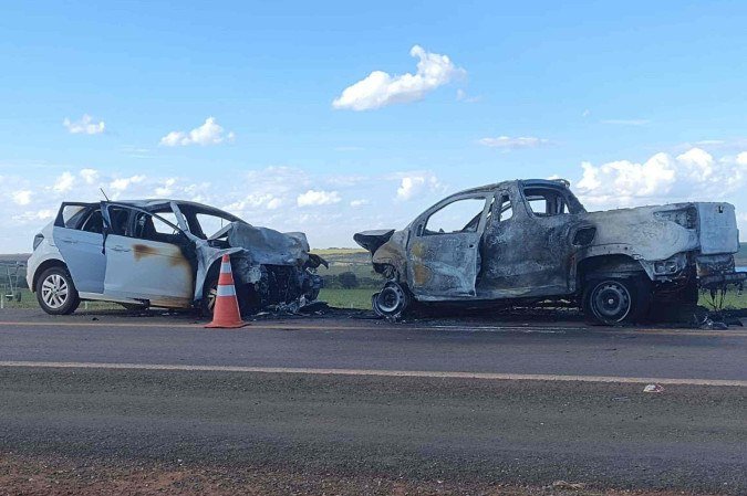 Carros pegaram fogo após colisão na BR-251. - (crédito: Material cedido ao Correio) Carros pegaram fogo após colisão na BR-251. - (crédito: Material cedido ao Correio)