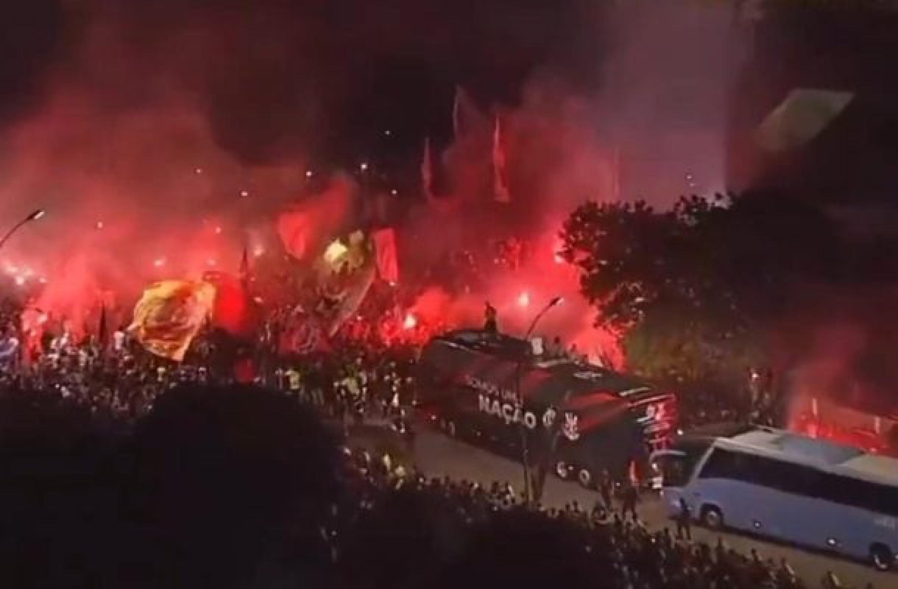 Flamengo recebeu muito apoio da Nação no embarque para os Estados Unidos -  (crédito: Foto: Reprodução)