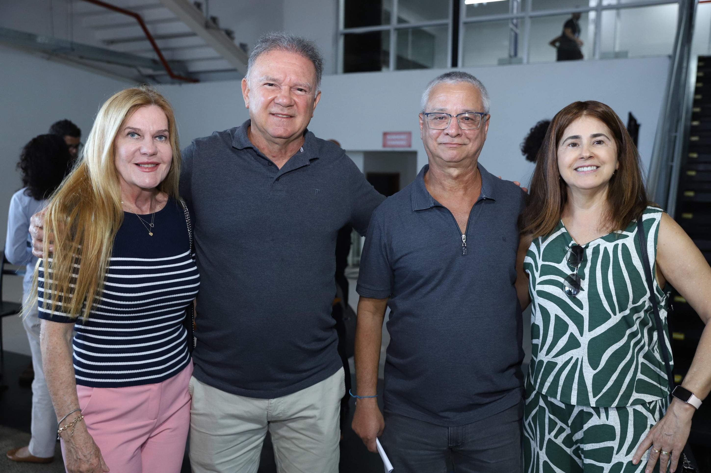 Da esquerda para a direita: Sandra Vale, Paulo Angelo vale, Carlos Teixeira, Marlene Borges. Os casais foram prestigiar o musical que retrata a vida de Assis Chateubriand