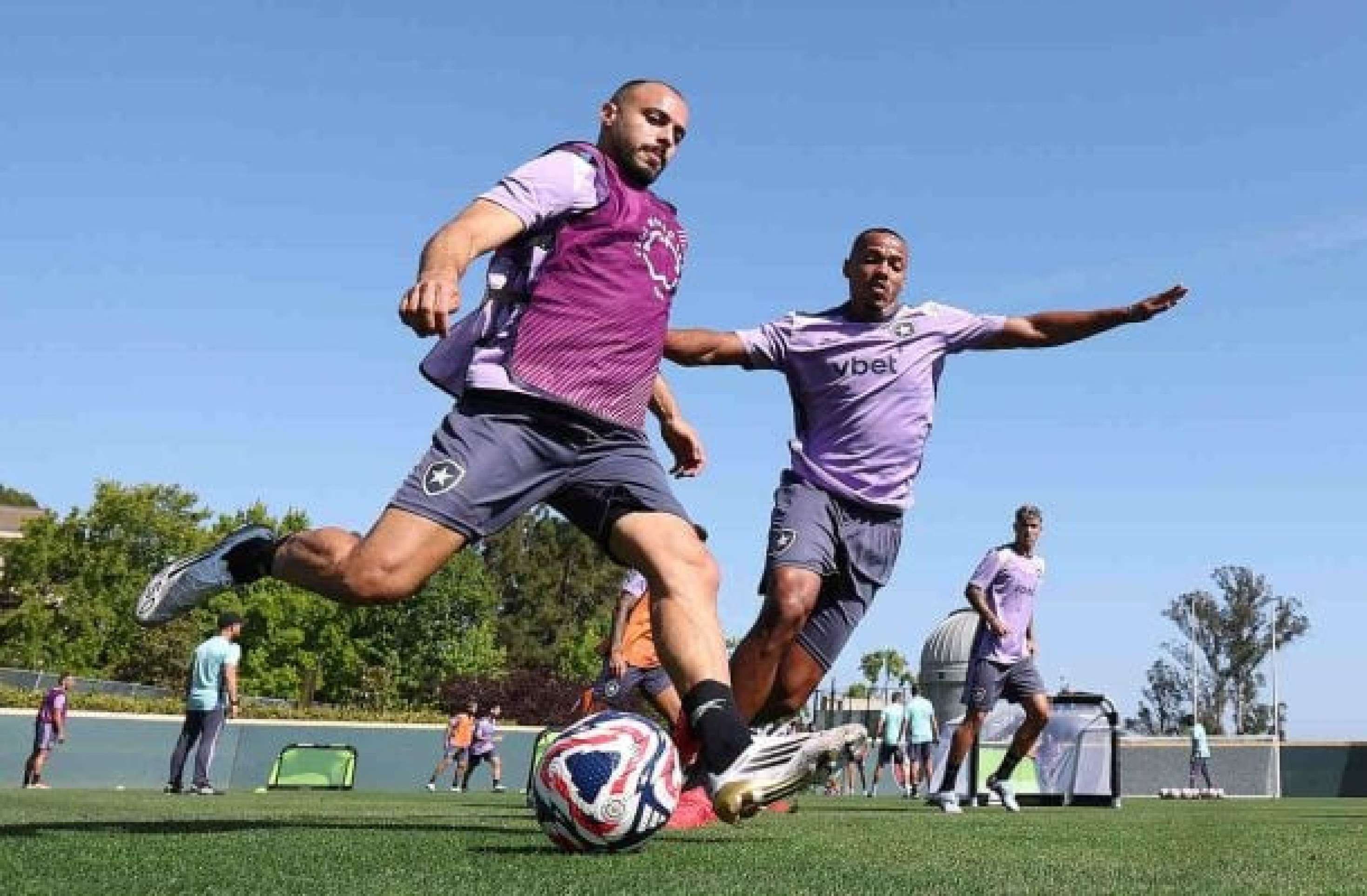 Com a presença de Arthur Cabral, Botafogo faz primeiro treino nos Estados Unidos
