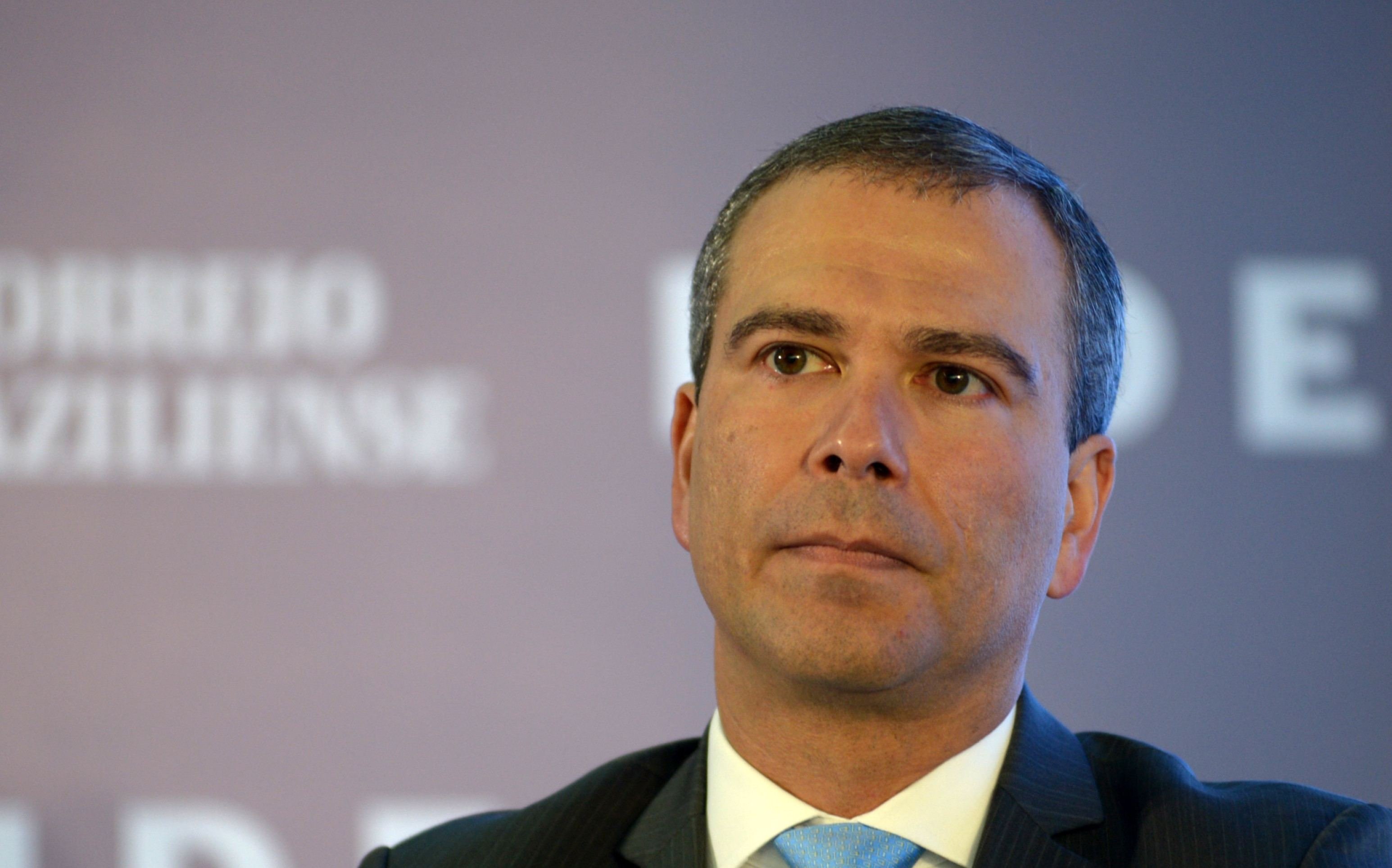 Celular, computador e passaporte nas mãos da PF