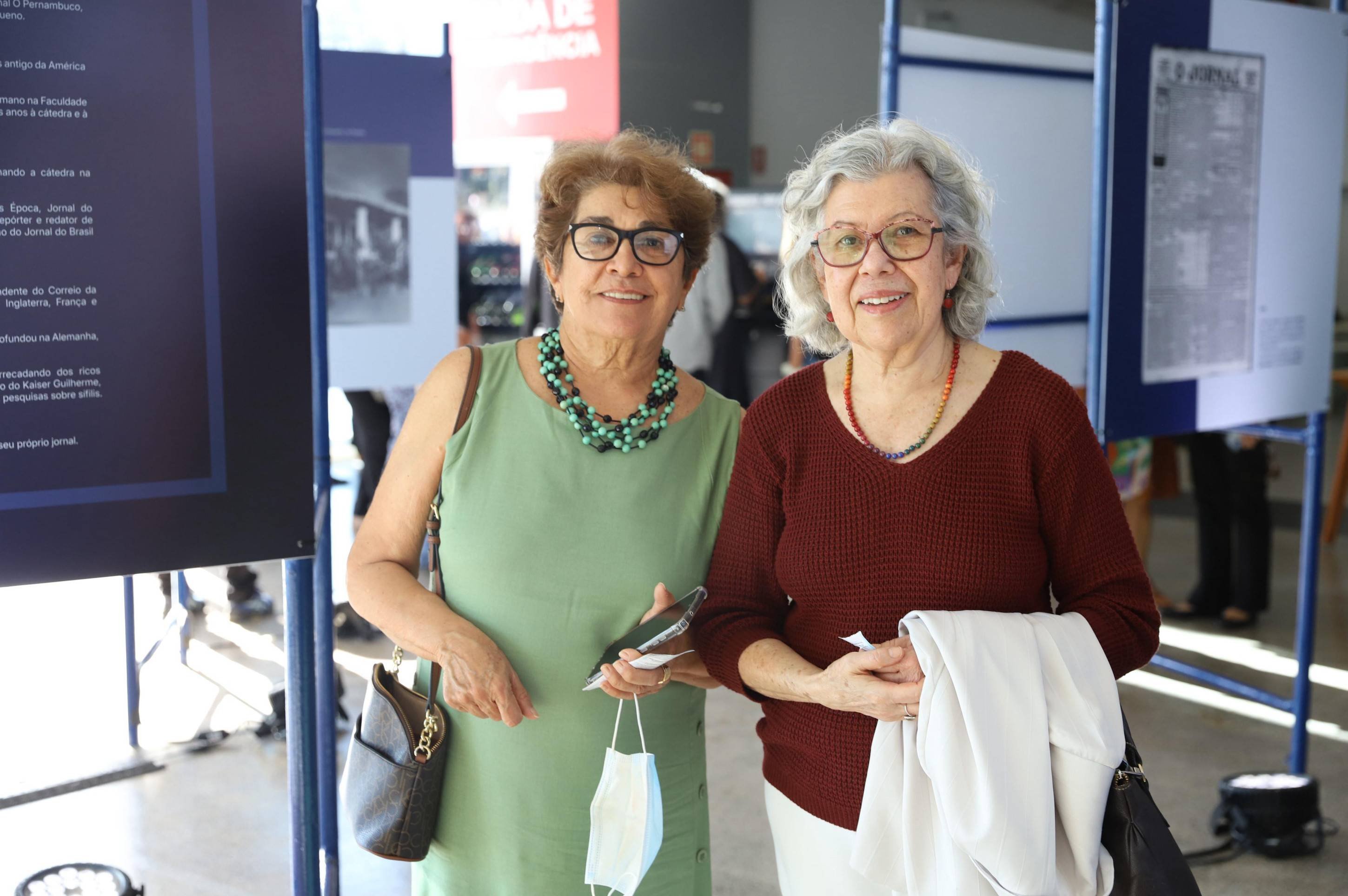 Elizabeth Barreiros (D) estavam ansiosas para assistir a peça que retrata a história do jornal que é assinante há mais de 20 anos