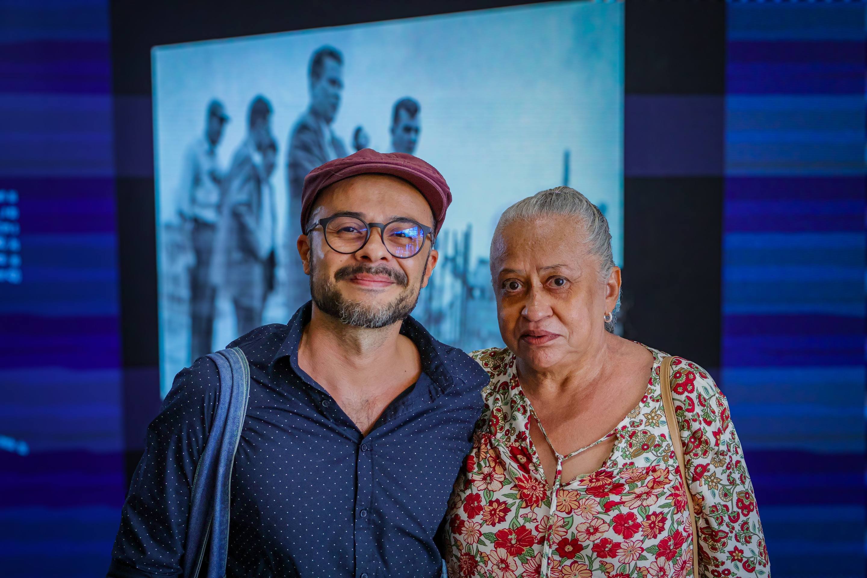 Maria de Moura Gonçalves e o filho, Josuel Júnior, no musical Chatô e os Diários Associados — 100 Anos de Paixão