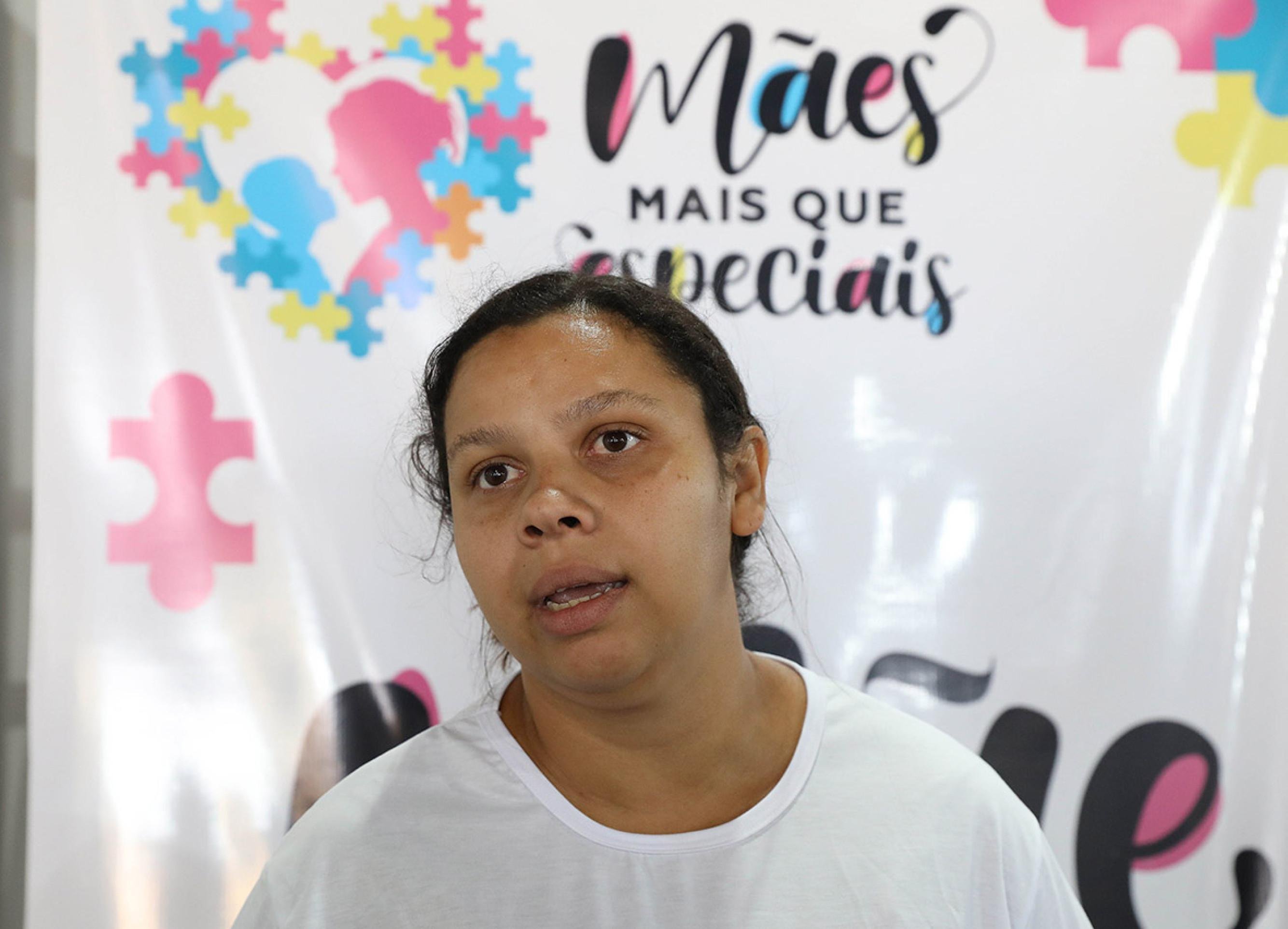 Jaciara Santiago faz o curso de design de sobrancelhas