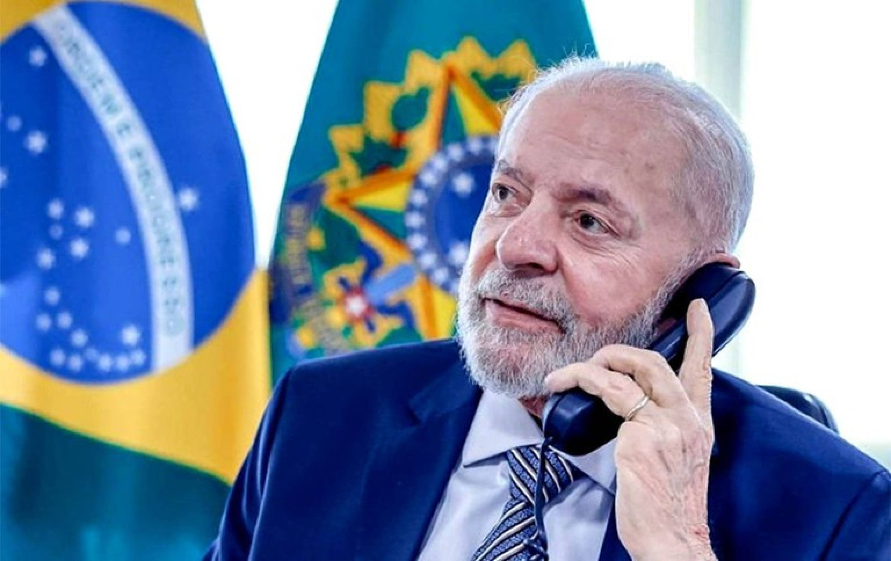 Lula ao telefone