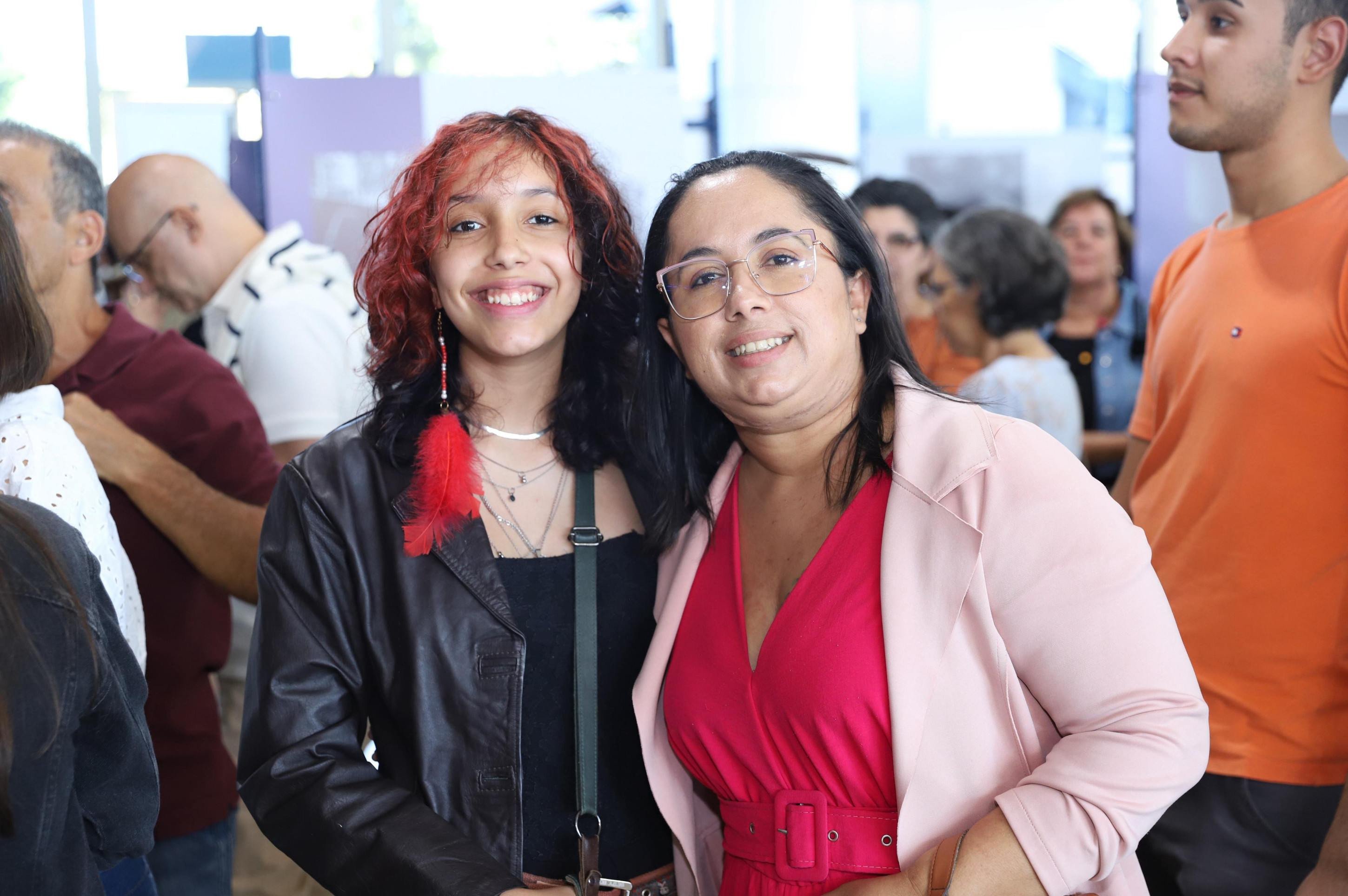 Giovanna Martins (E) afirmou que aprendeu muito sobre a história da comunicação no Brasil. Juliana Martins definiu o elenco como impecável