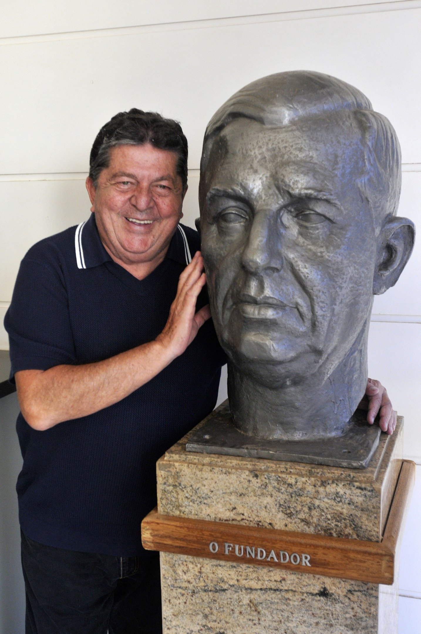 Stepan Nercessian, que dá vida ao Chatô no espetáculo, ao lado da estátua de Assis Chateaubriand 