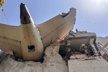 'Quando me levantei, havia corpos ao meu redor', conta sobrevivente de tragédia aérea na Índia -  (crédito:  AFP)