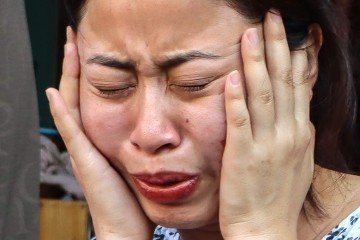 Familiar de tripulante chora ao receber a notícia