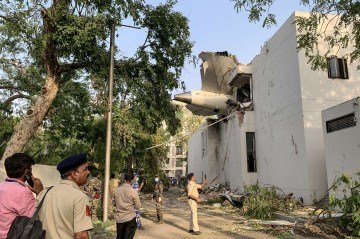 A cauda da aeronave que fazia o voo Air India 171 ficou presa dentro de alojamento de médicos em Ahmedabad -  (crédito: Sam Panthaky/AFP)