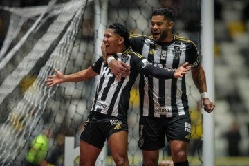 Rony e Hulk comemoram. Afinal, com o triunfo por 1 a 0 diante do Inter, Galo sobe na tabela. Colorado no Z4 -  (crédito: Foto: Pedro Souza / Atlético)