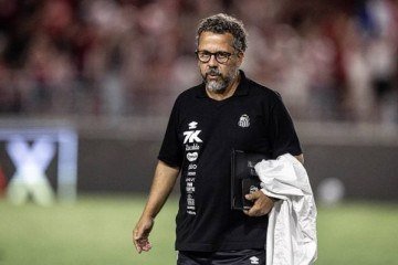 Cléber Xavier cita ‘efetividade’ do Santos e lamenta suspensão de Rollheiser