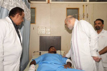 No hospital, o ministro do Interior indiano, Amit Shah, visita o único sobrevivente do acidente aéreo  e diz estar chocado, sem palavras  -  (crédito:  X/AmitShah)
