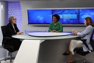 Gastroenterologista Zuleica Bortoli (E) em entrevista às jornalistas Carmen Souza (C) e Sibele Negromonte -  (crédito:   Bruna Gaston CB/DA Press)