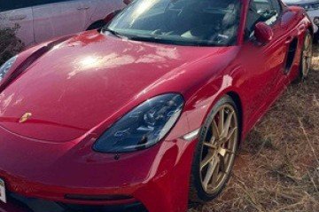 Carro de luxo foi apreendido nesta quinta-feira (12/6) durante operação contra loja que cometeu crimes de estelionato e associação criminosa  -  (crédito: PCGO)
