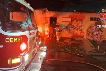 Chamas foram controlados pela equipe do Corpo de Bombeiros durante a madrugada  -  (crédito: Divulgação CBM/DF)