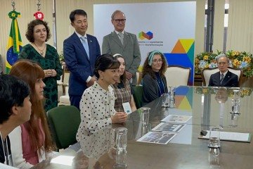 Na presença da reitora, Rozana Naves, a princesa Kako acompanhou os projetos feitos por estudantes  -  (crédito: Davi Cruz)