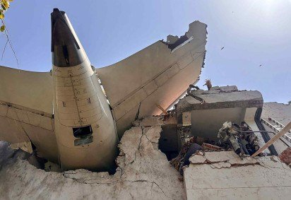 Traseira de um avião da Air India após a queda em uma área residencial perto do aeroporto de Ahmedabad       -  (crédito: Handout/CENTRAL INDUSTRIAL SECURITY FORCE (CISF)/AFP)