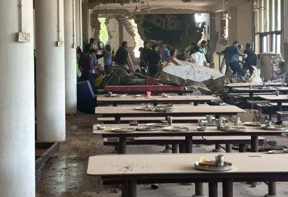 Avião caiu em refeitório de faculdade de medicina com 60 estudantes na Índia -  (crédito: Reprodução/X/@bhandivya)