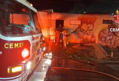 Chamas foram controlados pela equipe do Corpo de Bombeiros durante a madrugada  -  (crédito: Divulgação CBM/DF)